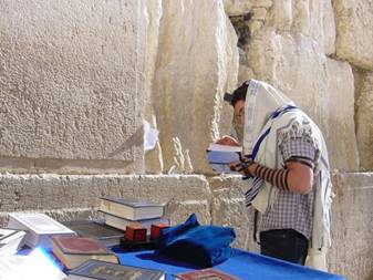 Un ebreo prega al muro del pianto
